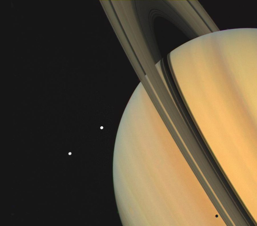 Saturn mit Ringen und den Monden Tethys und Dione, Voyager 1